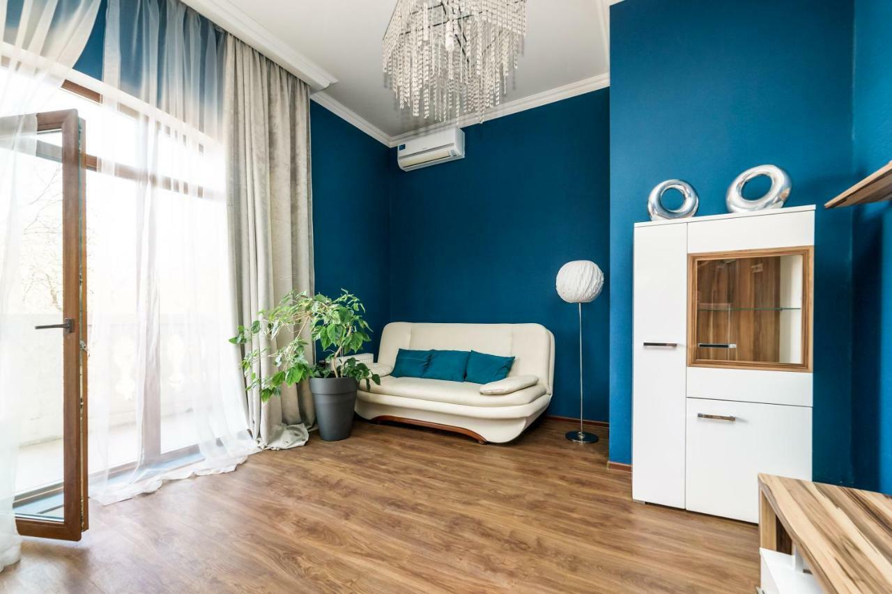 Stylish Apartment With A Balcony Overlooking The Park Odessza Kültér fotó